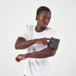 بازوبند موبایل دکتلون - جا موبایلی کالنجی Kiprun Running Armband / Phone Holder - Black - تصویر 2