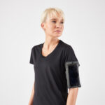 بازوبند موبایل دکتلون - جا موبایلی کالنجی Kiprun Running Armband / Phone Holder - Black - تصویر 6